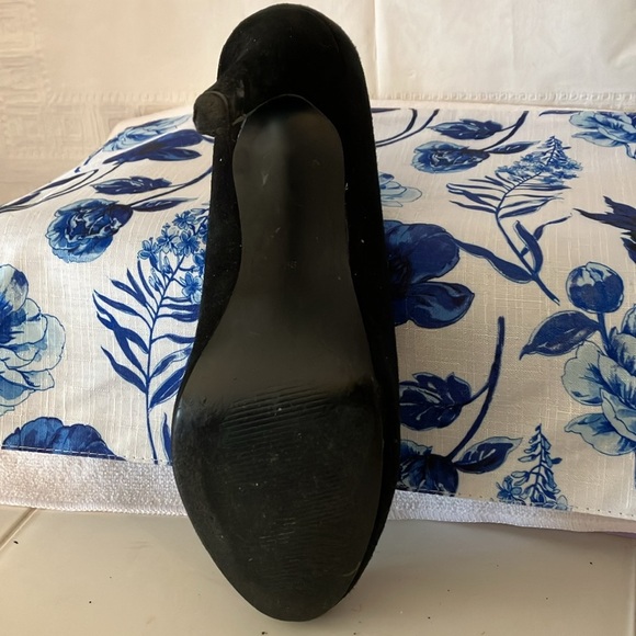 Guess Women’s Black Suede T-Strap 4 1/2” Stiletto Sz 9 Heels-small G on heels - Picture 10 of 13